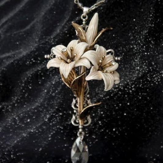 (feuil)LES. “Lily’s Patina” Necklace