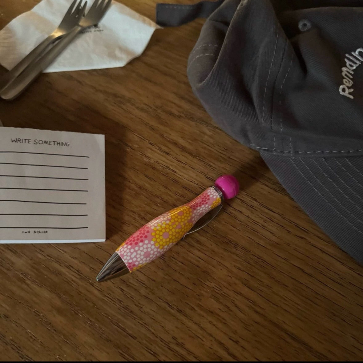 (feuil)LES. “Dot Pebble” Pen