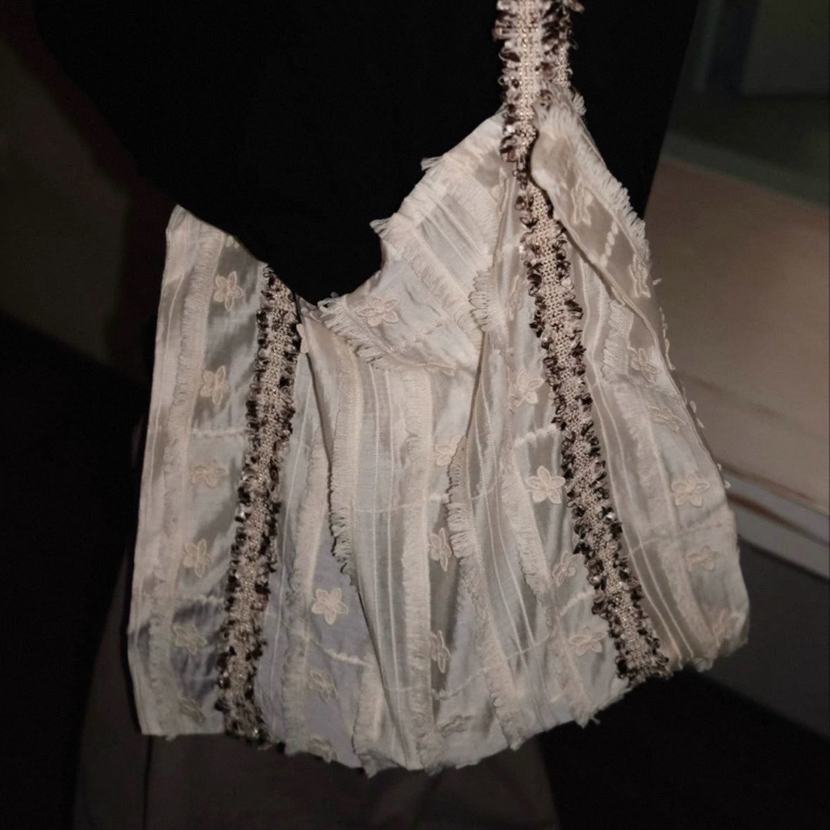 (feuil)LES. "Neo-Lace" Tote