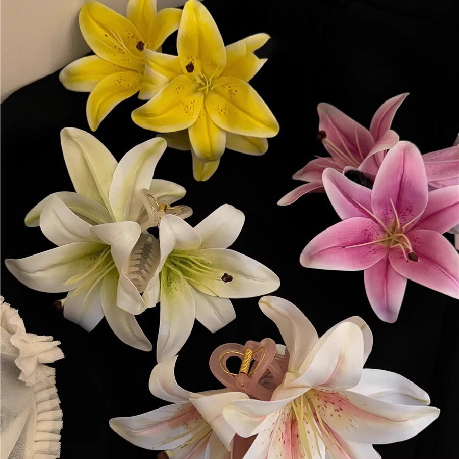 (feuil)LES. "Lily Arc" Lily-Shaped Claw Clip