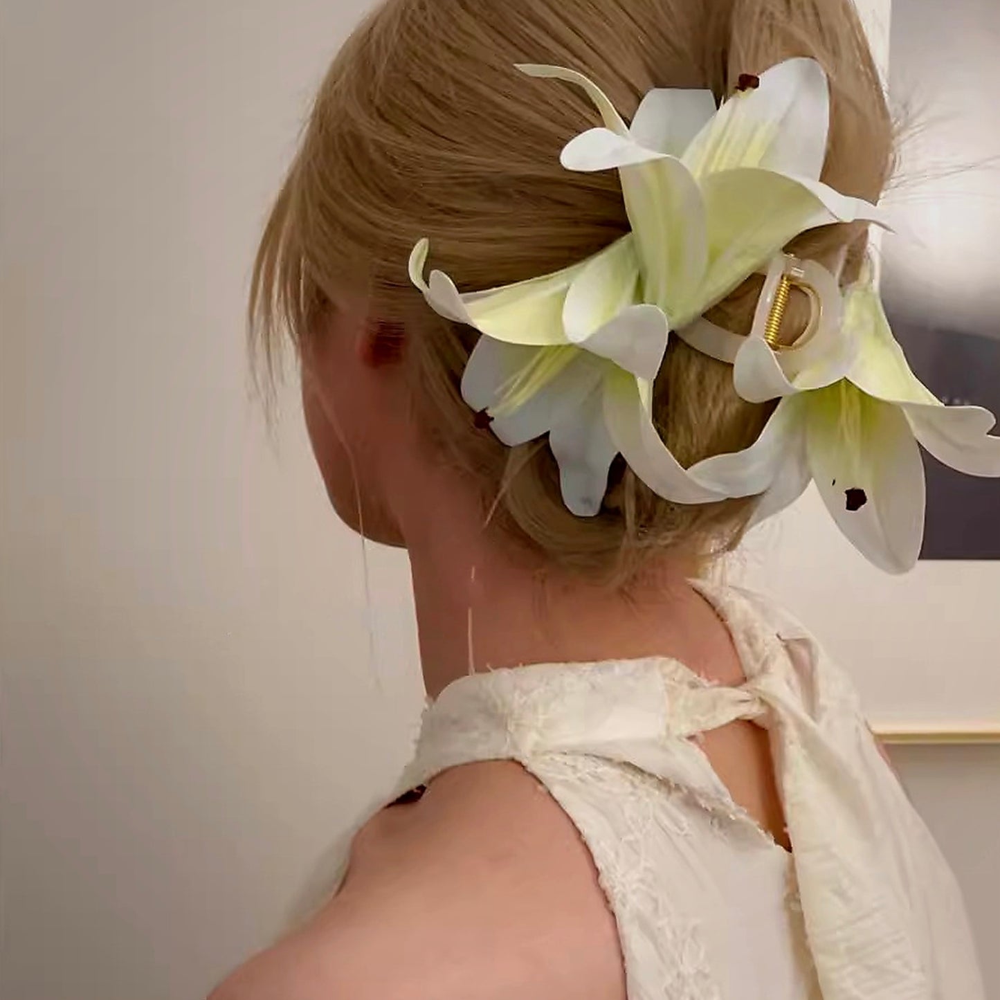 (feuil)LES. "Lily Arc" Lily-Shaped Claw Clip