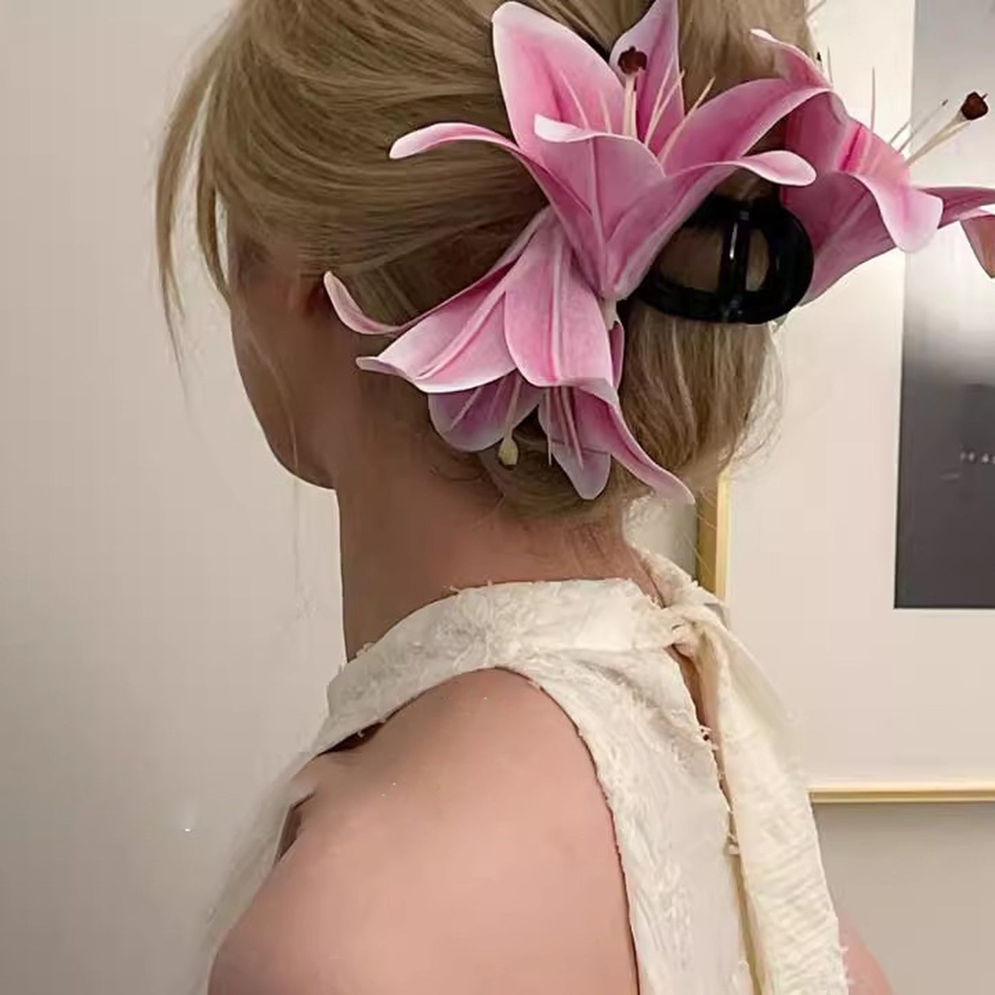 (feuil)LES. "Lily Arc" Lily-Shaped Claw Clip