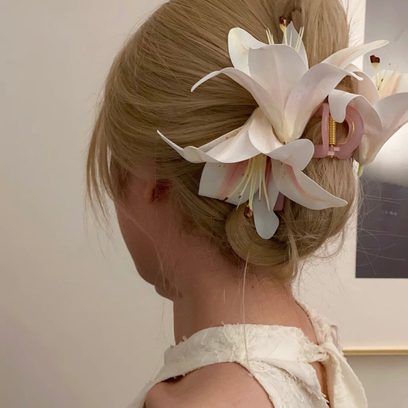 (feuil)LES. "Lily Arc" Lily-Shaped Claw Clip