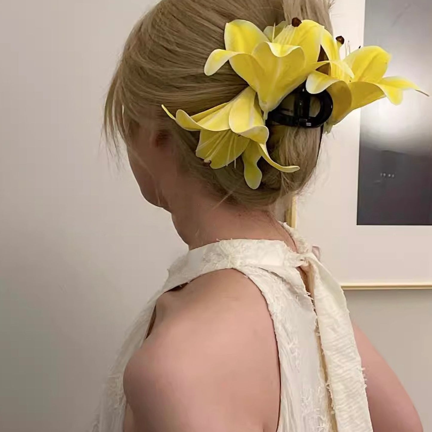 (feuil)LES. "Lily Arc" Lily-Shaped Claw Clip