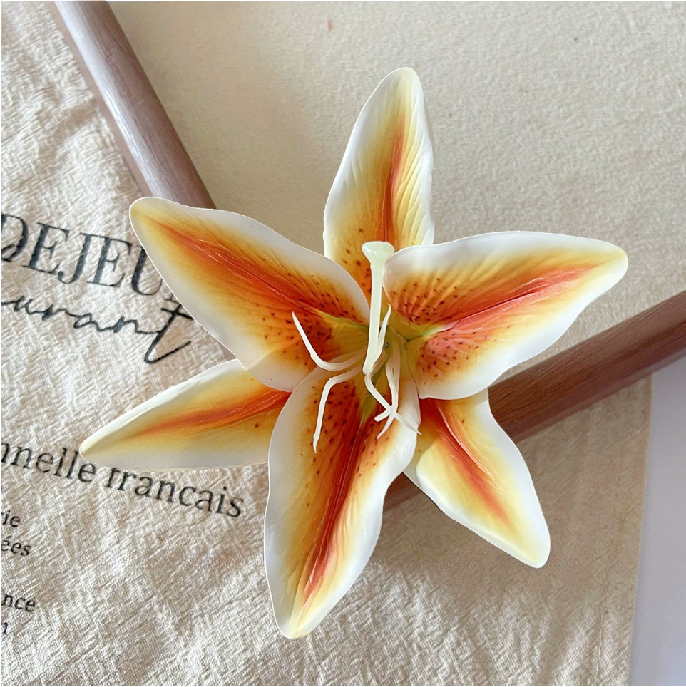 (feuil)LES. "Lily Whisper" Lily Duckbill Clip