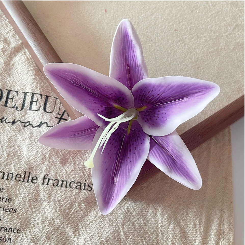 (feuil)LES. "Lily Whisper" Lily Duckbill Clip