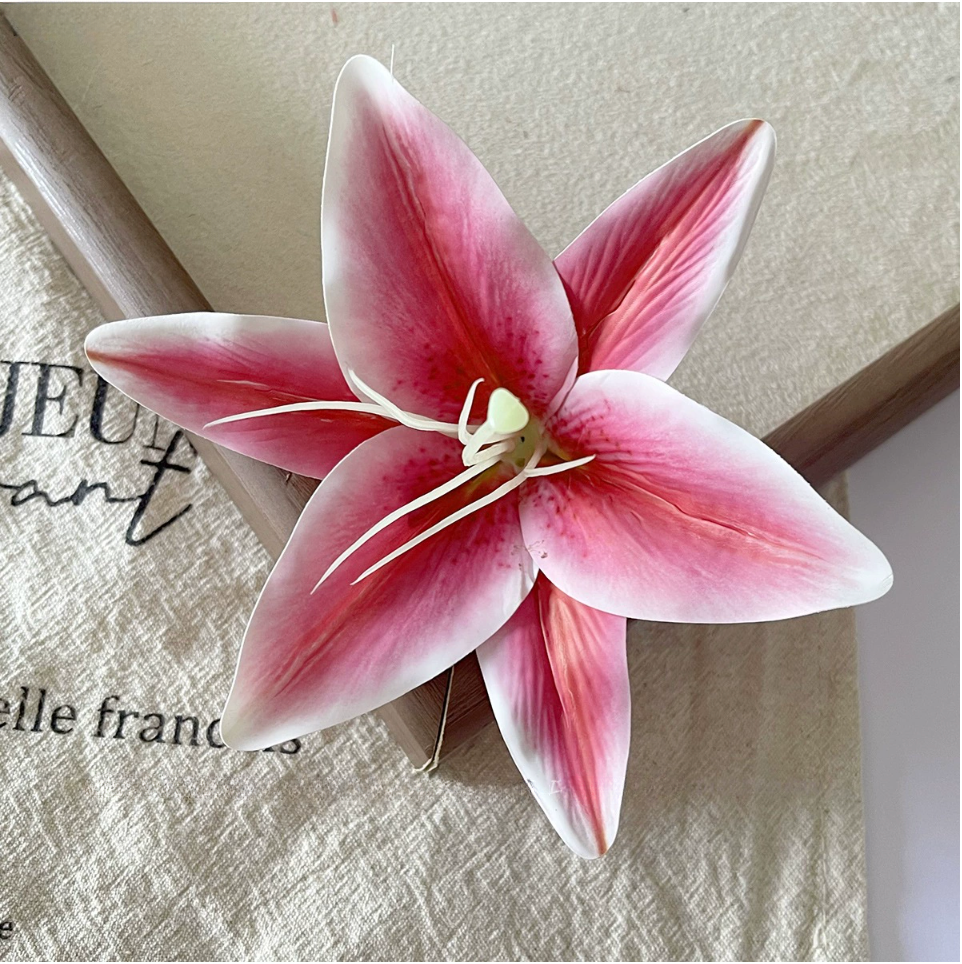 (feuil)LES. "Lily Whisper" Lily Duckbill Clip