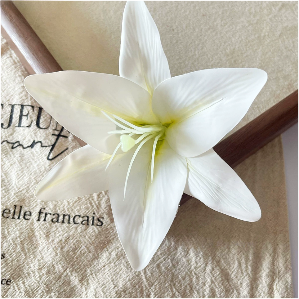 (feuil)LES. "Lily Whisper" Lily Duckbill Clip