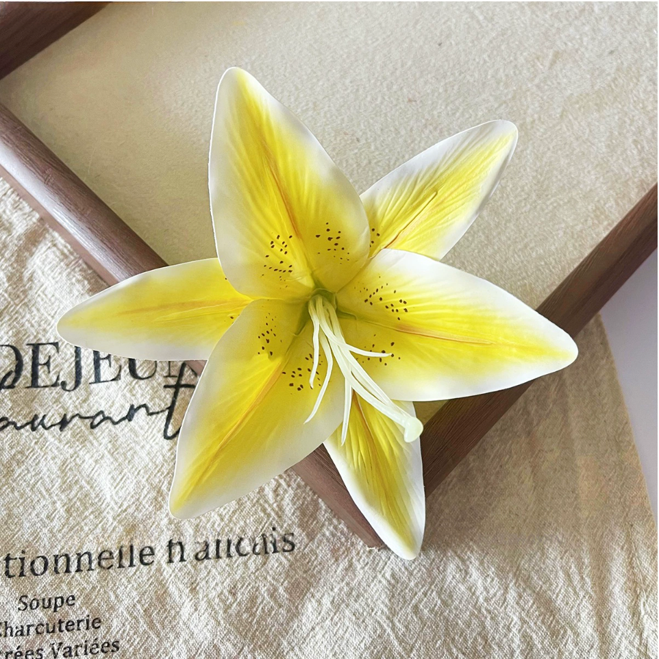 (feuil)LES. "Lily Whisper" Lily Duckbill Clip