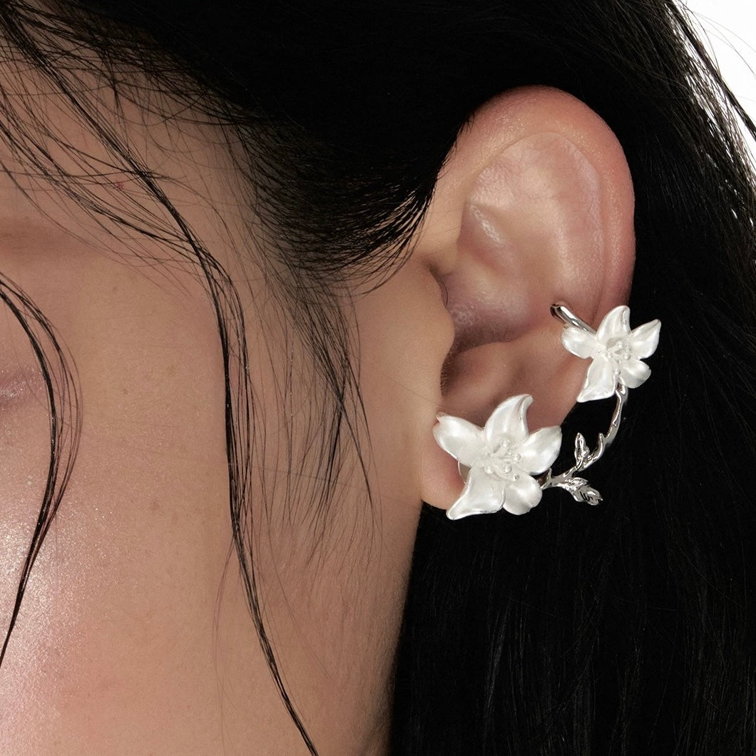 (feuil)LES. “Lily Essence Clip” Silver Ear Clip