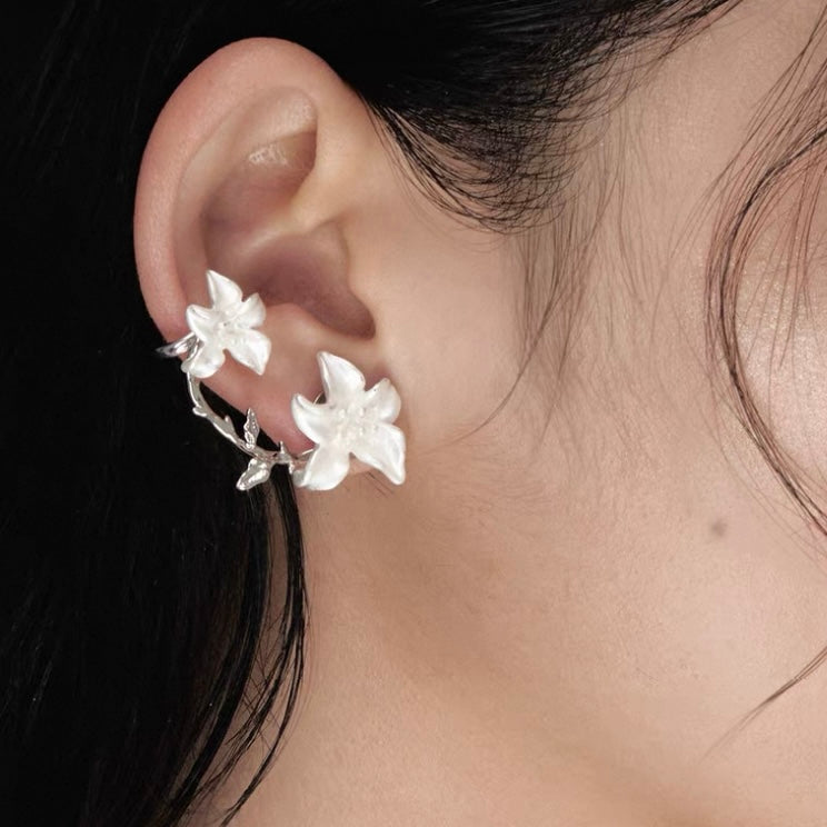 (feuil)LES. “Lily Essence Clip” Silver Ear Clip