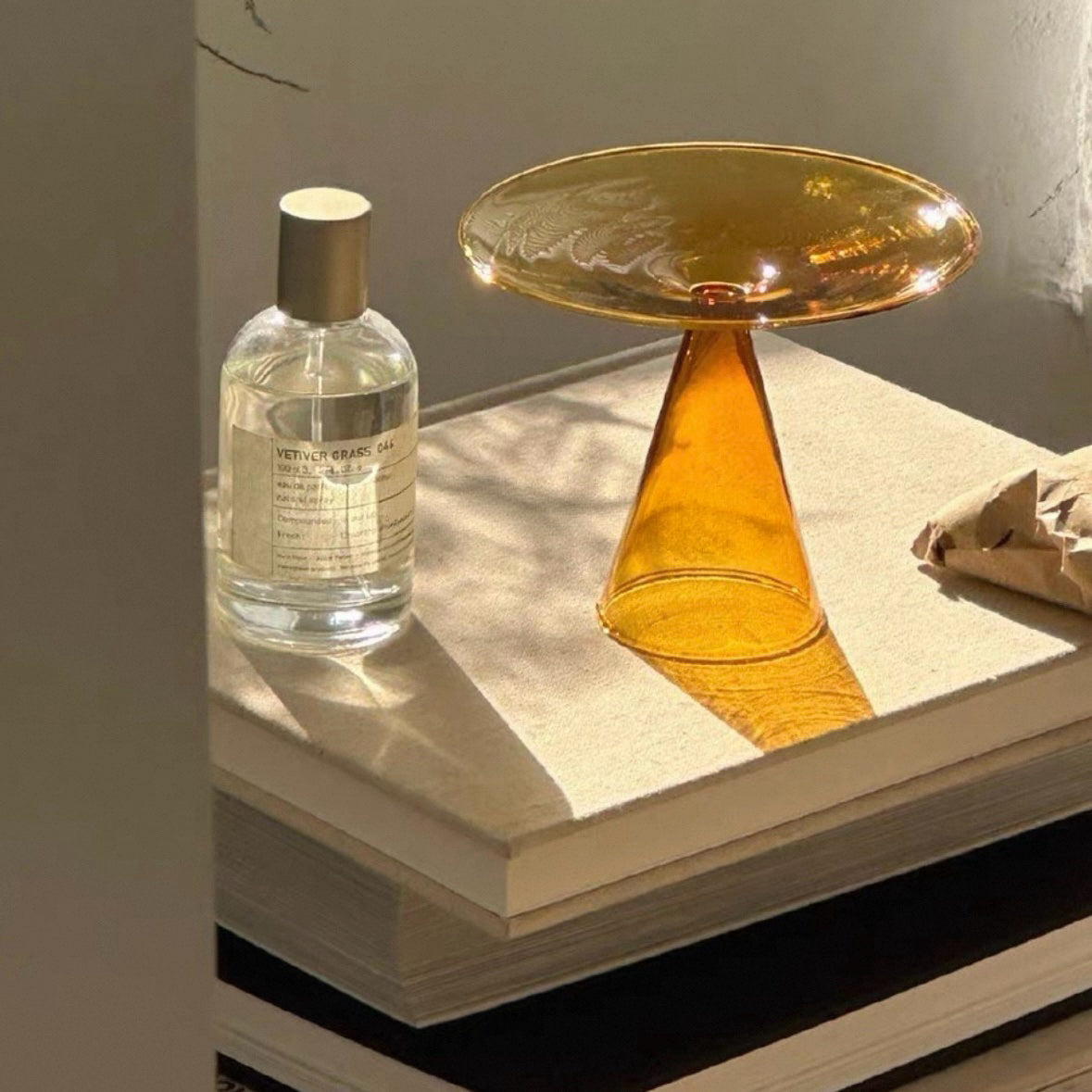 (feuil)LES. “Corner Scene” Pedestal Plate