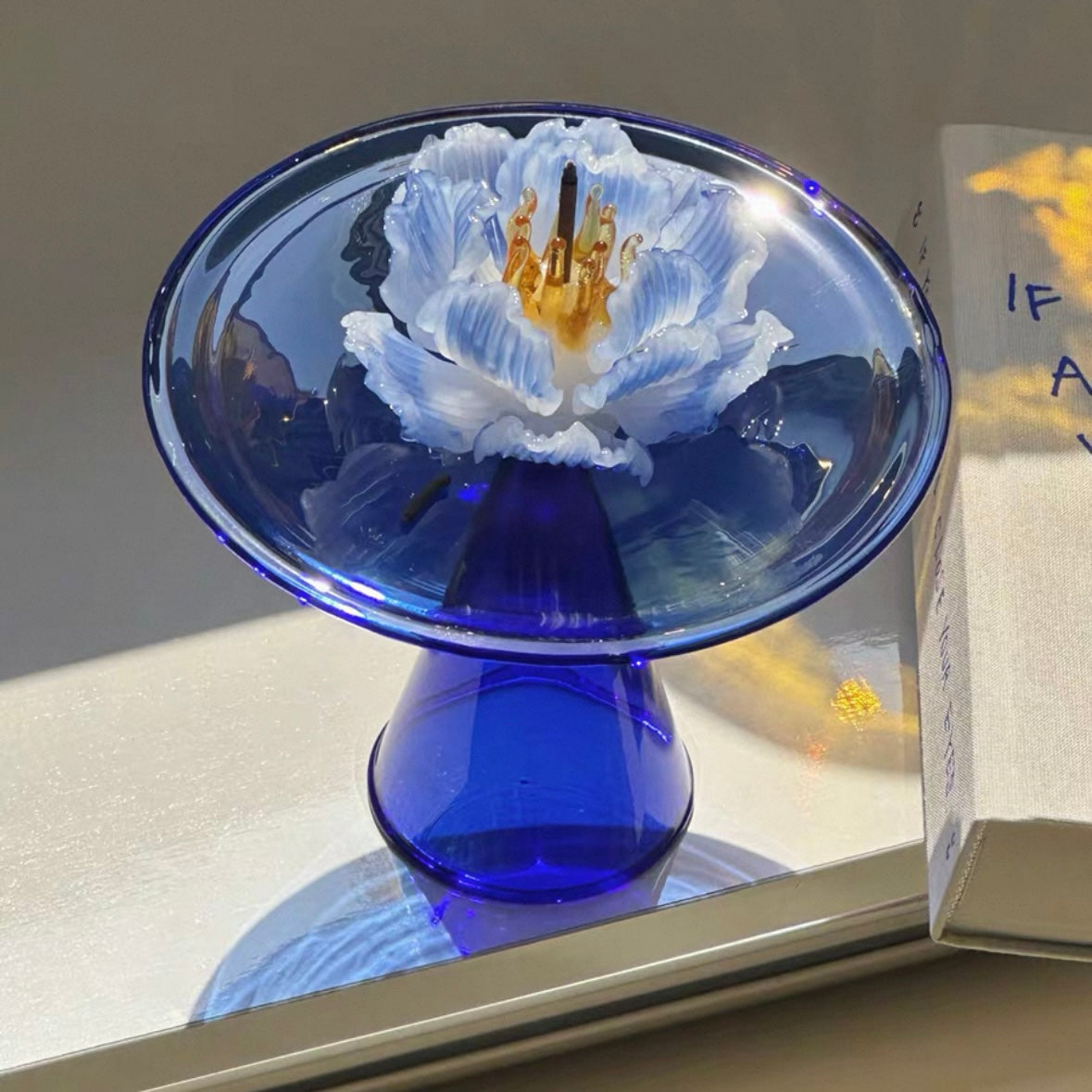 (feuil)LES. “Corner Scene” Pedestal Plate